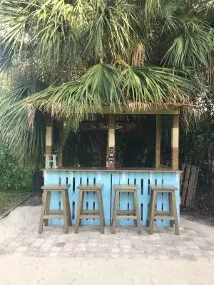 DIY Pallet Tiki Bar