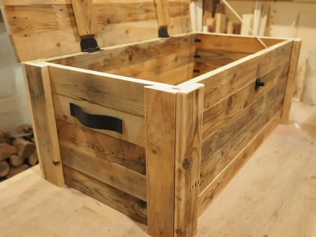 DIY Reclaimed Wood Storage Chest