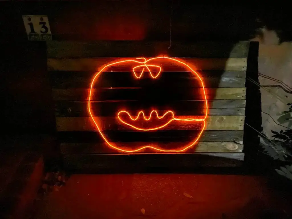 DIY Upcycled Pallet Halloween Sign