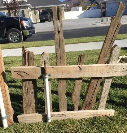 Make A Wood Pallet Halloween Fence