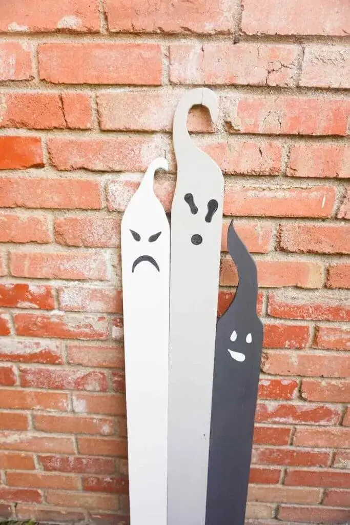 Make Halloween Ghosts For Outdoors